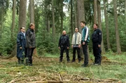 Wie ist Amir Khalil gestorben? Lars (Ingo Naujoks, l.) und Finn (Sven Martinek, 2.v.l.) konfrontieren Amirs Kollegen Florian Memling (Andreas Warmbrunn, 2.v.r.) und Manuel Pull (Ivo Kortlang, 3.v.r.) am Tatort.