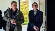 Die Kommissare Finn Kiesewetter (Sven Martinek, l.) und Lars Englen (Ingo Naujoks, r.) wollen die Stalkerin Sarah Engels so schnell wie möglich fassen. Die Kommissare Finn Kiesewetter (Sven Martinek, l.) und Lars Englen (Ingo Naujoks, r.) wollen die Stalkerin Sarah Engels so schnell wie möglich fassen.