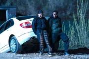 Ben (Gamba Cole, r.) und Rani (Rhianne Barreto, l.) versuchen, das Auto von Smiler in einem See zu versenken. Ben (Gamba Cole, r.) und Rani (Rhianne Barreto, l.) versuchen, das Auto von Smiler in einem See zu versenken.