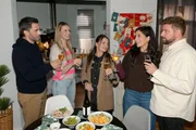 Tobias (Jan Kittmann, l.), Jessica (Nina Ensmann, 2.v.l.), Emily (Anne Menden, M.) und John (Felix von Jascheroff) sind gl&uuml;cklich, als Laura (Chryssanthi Kavazi) einen Entschluss trifft.