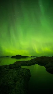 Nordlicht auf den Lofoten. Früher galt die Aurora borealis als mystischer Zauber. Heute weiß man, dass diese kosmische Erscheinung durch ein spannendes Wechselspiel zwischen Sonne und Erde entsteht. Weitere Fotos auf Anfrage. Nordlicht auf den Lofoten. Früher galt die Aurora borealis als mystischer Zauber. Heute weiß man, dass diese kosmische Erscheinung durch ein spannendes Wechselspiel zwischen Sonne und Erde entsteht. Weitere Fotos auf Anfrage.