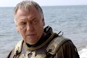 Pompejus (Kenneth Cranham) geht einer Schlacht aus dem Weg und sammelt seine Legionen, bis er Caesar zahlenmässig schliesslich weit überlegen ist. Pompejus (Kenneth Cranham) geht einer Schlacht aus dem Weg und sammelt seine Legionen, bis er Caesar zahlenmässig schliesslich weit überlegen ist.