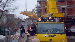 Auf der Baustelle hat der Autokran viel zu tun. Der Abbau des Baukrans w&auml;re ohne ihn nicht m&ouml;glich.
