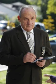 Captain Brass (Paul Guilfoyle) vernimmt Judy Robbins. Dabei dr&auml;ngt sich ihm der Verdacht auf, dass Doc Robbins" Frau ein Verh&auml;ltnis mit dem Toten hatte...
