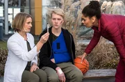 Vivi (Jane Chirwa, r.) konnte Dr. Franziska Ruhland (Gunda Ebert, l.) zu weiteren Untersuchungen bei Manuel (Bruno Alexander, M.) überzeugen. Dabei fällt ihnen sein eingeschränktes Sichtfeld auf. Vivi (Jane Chirwa, r.) konnte Dr. Franziska Ruhland (Gunda Ebert, l.) zu weiteren Untersuchungen bei Manuel (Bruno Alexander, M.) überzeugen. Dabei fällt ihnen sein eingeschränktes Sichtfeld auf.