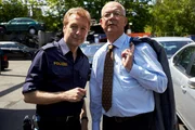 Hauptmeister Michi Mohr (Max M&uuml;ller, l.) f&uuml;hrt Polizeidirektor Gert Achtziger (Alexander Duda, r.) zum Tatort.