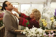Die Floristin Joy (Carol Kane, r.) kommt Monk (Tony Shalhoub, l.) sehr nahe - zu nahe in den Augen des empfindsamen Ermittlers ...