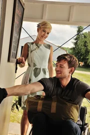 Klara (Wolke Hegenbarth, l.) kümmert sich um Eric Simon (August Wittgenstein, r.), den querschnittsgelähmten Bruder des Opfers.