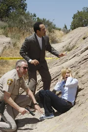 Monk (Tony Shalhoub, Mi.) und Natalie (Traylor Howard) wurden von dem Sheriff (Daniel Stern) des Ortes, in dem Monk ein Ufo gesehen haben will, um Mithilfe in einem Mordfall gebeten. Doch dabei geraten sie allesamt in tödliche Gefahr... +++ Monk (Tony Shalhoub, Mi.) und Natalie (Traylor Howard) wurden von dem Sheriff (Daniel Stern) des Ortes, in dem Monk ein Ufo gesehen haben will, um Mithilfe in einem Mordfall gebeten. Doch dabei geraten sie allesamt in tödliche Gefahr... +++