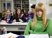 Marie Stein (Henriette Zimmeck, rechts) ist an ihrer neuen Schule immer noch nicht richtig angekommen. Sie hat Schwierigkeiten Freunde zu finden. Als sich alle in Gruppen finden müssen, um Vorträge auszuarbeiten, bleibt nur Marie allein übrig. Besonders ihre beiden Mitschülerinnen Jennifer Taubitz (Helena Siegmund-Schultze, links) und Melissa Linz (Melina Fabian,) machen es ihr schwer. Marie Stein (Henriette Zimmeck, rechts) ist an ihrer neuen Schule immer noch nicht richtig angekommen. Sie hat Schwierigkeiten Freunde zu finden. Als sich alle in Gruppen finden müssen, um Vorträge auszuarbeiten, bleibt nur Marie allein übrig. Besonders ihre beiden Mitschülerinnen Jennifer Taubitz (Helena Siegmund-Schultze, links) und Melissa Linz (Melina Fabian,) machen es ihr schwer.