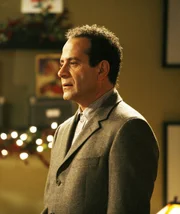 Monk (Tony Shalhoub) hat seine Zweifel, dass der verhaftete Mann wirklich der Mörder der zwei getöteten Frauen namens Julie Teeger ist. Monk (Tony Shalhoub) hat seine Zweifel, dass der verhaftete Mann wirklich der Mörder der zwei getöteten Frauen namens Julie Teeger ist.