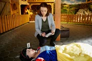Pathologin Mai (Sina Wilke, hinten) untersucht das Mordopfer im M&auml;rchenpark: eine Frau im Schneewittchen-Kost&uuml;m.