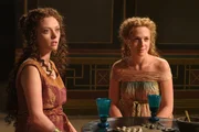 Octavia (Kerry Condon, rechts) findet in Jocasta (Camilla Rutherford, links) eine Freundin. Octavia (Kerry Condon, rechts) findet in Jocasta (Camilla Rutherford, links) eine Freundin.