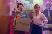 Jördis (Nadja Bobyleva) und Dr. Eckart (Christina Große). Jörids findet nur unbrauchbare Kisten zur Verteidigung, ein neuer Plan muss her.