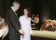 Inka (Stefanie Höner, r.) fühlt sich nicht ganz wohl dabei, als Friedrich (Wilhelm Manske, l.) sie bittet, Lauras Platz einzunehmen.