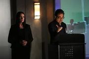 Rossi (Joe Mantegna, r.) h&auml;lt zusammen mit Prentiss (Paget Brewster, l.) eine Unterrichtstunde zum Thema Profiling, als er einen Anruf von einem Serienkiller erh&auml;lt, der ihm den Aufenthaltsort seines letzten Opfers gibt ...