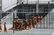 Lockdown wirft einen Blick hinter die Mauern des Sacramento County Jail in der Innenstadt Sacramentos, in dem knapp 5000 Häftlinge, verteilt auf acht Stockwerke, untergebracht sind ... Lockdown wirft einen Blick hinter die Mauern des Sacramento County Jail in der Innenstadt Sacramentos, in dem knapp 5000 Häftlinge, verteilt auf acht Stockwerke, untergebracht sind ...