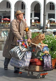 NDR Fernsehen ELVIS UND DER KOMMISSAR (3), "Todesursache: Eigentor", am Samstag (03.05.14) um 16:45 Uhr. Bettel-Hund: Elvis verdient sich mit dem Obdachlosen Paule (Peter Heinrich Brix, r.) seine Würstchen auf der Straße. Außerdem gibt's Gratisfahrten in Paules vollgestopftem Einkaufswagen.