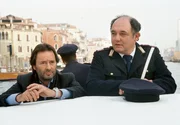 Commissario Brunetti (Uwe Kockisch, li.) und sein Assistent Sergente Vianello (Karl Fischer) stehen vor einem R&auml;tsel.