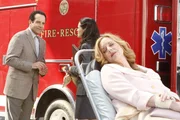 Monk (Tony Shalhoub) erkundigt sich bei Kim Kelly (Rena Sofer, Mi.) nach dem gesundheitlichen Zustand von Christine Rapp (Elizabeth Perkins, re.), auf die ein Mordanschlag verübt wurde. Monk (Tony Shalhoub) erkundigt sich bei Kim Kelly (Rena Sofer, Mi.) nach dem gesundheitlichen Zustand von Christine Rapp (Elizabeth Perkins, re.), auf die ein Mordanschlag verübt wurde.