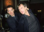 Kommissar Bonhoff (Wolfgang Krewe, li.) hält Gregor Sattler (Peter Davor) davon ab, Hartmut Schadow anzugreifen.