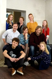 Die Jansen–Balzers werden eine Patchwork-Familie: Mutter Marit (Maja Schöne, Mitte) mit ihrem Mann Jonas (Benno Fürmann, Mitte li.), den Kindern Luis (Max Boekhoff, vorne li.) und Selma (Maria Matschke, hinten re.), sowie ihrem Geliebten Christian (Henning Baum, Mitte re.) und dessen Töchtern Tina (Justina Humpf) und Gianna (Anna Büttner, vorne re.). Zu Jonas gehören auch Mutter Anneliese (Dagmar Laurens, hinten 2. v. li.) und dessen Geliebte Johanna (Inez Bjørg David, hinten li.). Die Jansen–Balzers werden eine Patchwork-Familie: Mutter Marit (Maja Schöne, Mitte) mit ihrem Mann Jonas (Benno Fürmann, Mitte li.), den Kindern Luis (Max Boekhoff, vorne li.) und Selma (Maria Matschke, hinten re.), sowie ihrem Geliebten Christian (Henning Baum, Mitte re.) und dessen Töchtern Tina (Justina Humpf) und Gianna (Anna Büttner, vorne re.). Zu Jonas gehören auch Mutter Anneliese (Dagmar Laurens, hinten 2. v. li.) und dessen Geliebte Johanna (Inez Bjørg David, hinten li.).