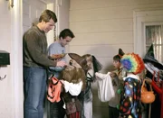 Malcolm mittendrin "Das Geisterhaus". Im Bild: Bryan Cranston (Hal, li.), Frankie Muniz (Malcolm, 2.v.li.).