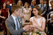 Hochzeit: Piwi (Meo Wulf, vorne links) und Anke (Fabienne Haller, vorne rechts) geben sich das Ja-Wort. Mit dabei sind - hinten von links: Clara (Lisa-Marie Koroll), Christian (Francis Fulton Smith), Paul (Julian K&ouml;nig), Tanja (Christina Athenst&auml;dt), Lotte (Anne Sophie Triesch), Erika (Carolin Fink), Dieter (Christian Maria Goebel), Michael (Luca Zamperoni), Inge (Uta Schorn) und Baby Ben (Matthis Anton Tierling).