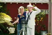 Claire (Julie Bowen) und Mitchell (Jesse Tyler Ferguson) haben sich heimlich in den Garten ihres ehemaligen Hauses geschlichen, um für Jay ein altes Kinderfoto nachzustellen.