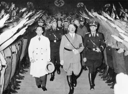 V.l.: Josef Goebbels, Adolf Hitler und Rudolf Hess  Die Verwendung des sendungsbezogenen Materials ist nur mit dem Hinweis und Verlinkung auf RTL+ gestattet.  +++ Die Verwendung des sendungsbezogenen Materials ist nur mit dem Hinweis und Verlinkung auf RTL+ gestattet. +++