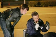 Nach drei Morden, die Hinrichtungen gleichen, müssen Grissom (William Petersen, r.) und sein Team klären, ob ein Bandenkrieg in der Stadt tobt oder ob der Täter persönliche Gründe für die grausame Tat hatte. Nach drei Morden, die Hinrichtungen gleichen, müssen Grissom (William Petersen, r.) und sein Team klären, ob ein Bandenkrieg in der Stadt tobt oder ob der Täter persönliche Gründe für die grausame Tat hatte.