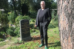 Versicherungsmathematiker Axel Kleinlein besucht das Grab von August Zillmer, der die Provisions-Kalkulation f&uuml;r private Versicherungen erfunden hat, auf dem Friedhof Jerusalem I in Berlin.
