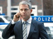 NDR Fernsehen ELVIS UND DER KOMMISSAR, "Tod auf Warteliste", am Donnerstag (08.07.10) um 23:45 Uhr. Seibold (Florian Fitz) entzieht Behringer den Fall wegen Befangenheit.