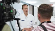 Leitender Oberarzt Prof. Dr. Sven Vetter mit Kamerateam.