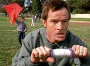 Dewey (Erik Per Sullivan, hinten) und Hal (Bryan Cranston) versuchen verbissen, einen Drachen steigen zu lassen.