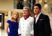 Rosalie (Natalie Alison, l.) und Maxim (Sebastian Deyle, r.) können André (Joachim Lätsch, M.) als Koch für ihr eigenes Hotel gewinnen …