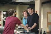 Martha (Susan Sullivan, M.) und Richard (Nathan Fillion, r.) k&ouml;nnten sich durchaus an die Anwesenheit von Kate (Stana Katic, l.) gew&ouml;hnen.