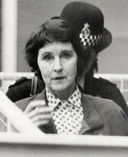 Nach ihrer Scheidung von Simon Dale heiratet Susan erneut und wird so zur Baroness De Stempel. Nach ihrer Scheidung von Simon Dale heiratet Susan erneut und wird so zur Baroness De Stempel.
