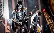 Als Einwandererkind lernte Gene Simmons die englische Sprache im New York auch durch schwarz-wei&szlig;e Horrorfilme. - Inspiration f&uuml;r seine B&uuml;hnenpersona der theatralischen Hard Rock-Helden KISS.