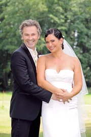 Ende gut – alles gut…! Jan (Timothy Peach, l.) und Vera (Sandra Speichert, r.). Ende gut – alles gut…! Jan (Timothy Peach, l.) und Vera (Sandra Speichert, r.).