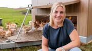 Teresa Nitzl vor ihrem Hühnerstall. Weiteres Bildmaterial finden Sie unter www.br-foto.de. Teresa Nitzl vor ihrem Hühnerstall. Weiteres Bildmaterial finden Sie unter www.br-foto.de.
