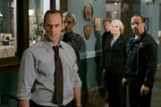 L-R: Det. Elliot Stabler (Christopher Meloni), Det. John Munch (Richard Belzer), Ms. Walsh (Betty Buckley), Det. Odafin "Fin" Tutuola (Ice-T)