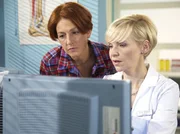 Gleich nachdem Pia Heilmann (Hendrikje Fritz, links) den Knoten in der Brust entdeckt hat, fährt sie zu Kathrin Globisch (Andrea Kathrin Loewig) in die Sachsenklinik, um sich untersuchen zu lassen. Kathrin hat keine guten Nachrichten für ihre Freundin, es deutet alles darauf hin, dass der Krebs wieder zurückgekehrt ist. Gleich nachdem Pia Heilmann (Hendrikje Fritz, links) den Knoten in der Brust entdeckt hat, fährt sie zu Kathrin Globisch (Andrea Kathrin Loewig) in die Sachsenklinik, um sich untersuchen zu lassen. Kathrin hat keine guten Nachrichten für ihre Freundin, es deutet alles darauf hin, dass der Krebs wieder zurückgekehrt ist.