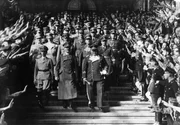 Adolf Hitler nach seiner Ankunft auf den Stufen des Anhalter Bahnhofs mit Vertretern von Partei, Regierung und Wehrmacht