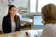 Kirsten (Lisan Lantin, l.) freut sich sehr &uuml;ber Tanjas (Christina Athenst&auml;dt, r.) positive Diagnose.