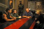 Ihre nächsten Schritte könnten entscheiden, wie es mit der Welt weiter geht: Teal'c (Christopher Judge, l.), Daniel (Michael Shanks, 2.v.l.), O'Neill (Richard Dean Anderson, 2.v.r.) und Sam (Amanda Tapping, r.).