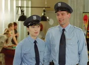 Eva Baal hat zwei neue Schließer eingestellt: Maja Brehme (Anja Reßmer) und Hendrik Jansen (Ulrich Drewes).