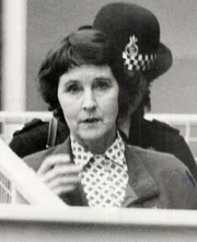 Susan Wilberforce wird beschuldigt, den Architekt Simon Dale ermordet zu haben.