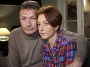 Pia Heilmann (Hendrikje Fitz) erzählt ihrem Mann Roland (Thomas Rühmann) von ihrer Angst wieder an Brustkrebs erkrankt zu sein. Sie ist den Tränen nah. Roland muss diese Nachricht erst verarbeiten und hält sie fest im Arm. Ihre Beziehung muss nun erneut einer Belastungsprobe standhalten. Pia Heilmann (Hendrikje Fitz) erzählt ihrem Mann Roland (Thomas Rühmann) von ihrer Angst wieder an Brustkrebs erkrankt zu sein. Sie ist den Tränen nah. Roland muss diese Nachricht erst verarbeiten und hält sie fest im Arm. Ihre Beziehung muss nun erneut einer Belastungsprobe standhalten.