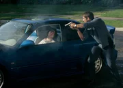 Als die Ermittler am Haus der Dunlars ankommen, schie&szlig;t ein getunter Wagen aus der Garage und knallt gegen den n&auml;chsten Baum. Vorsichtig n&auml;hert sich Ryan (Jonathan Togo, re.) dem Auto und entdeckt Evan (Bug Hall) auf dem Fahrersitz...
